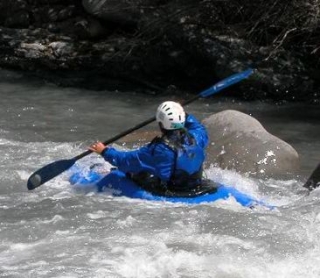  Desafía el río con un kayak